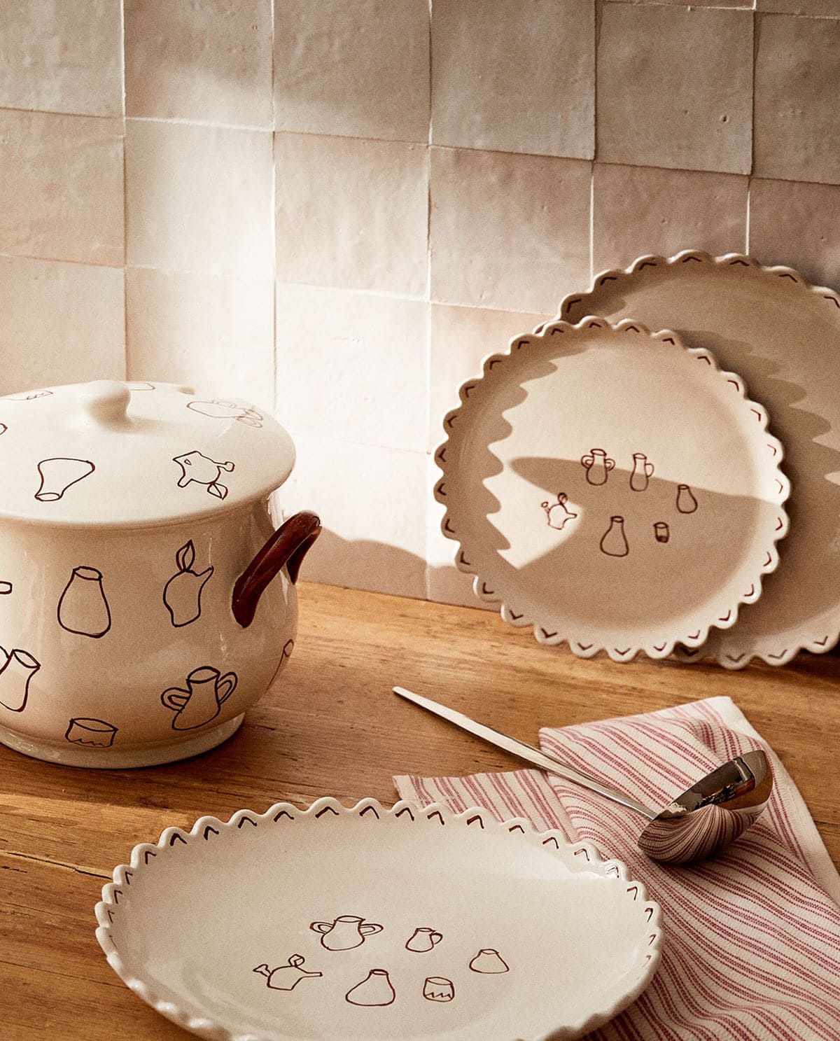 Vajilla de gres con detalles estampados