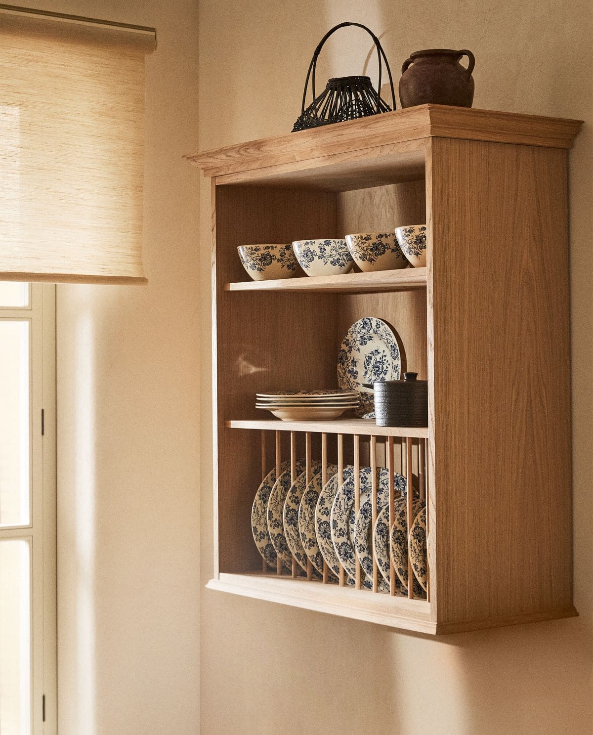 Vajilla de loza con detalle de lirios