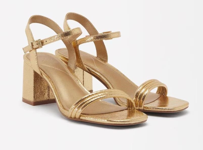 Sandalias de tacón con tiras y cierre de hebilla