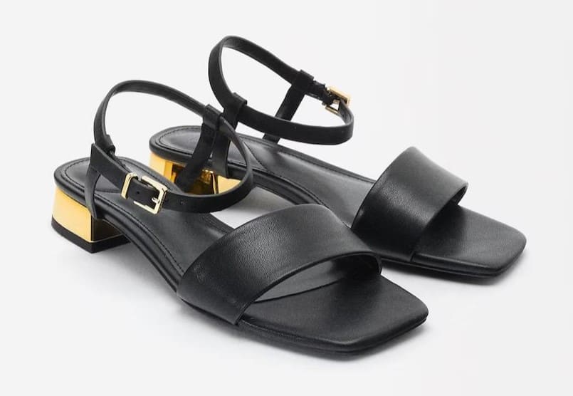 Sandalias de tacón sensato con tira y hebilla