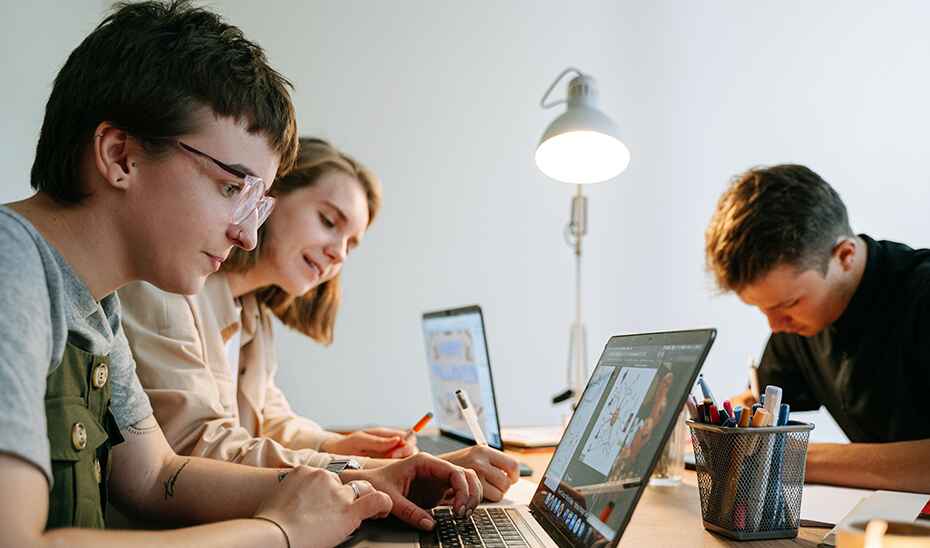 Jóvenes desarrollando proyectos de emprendimiento