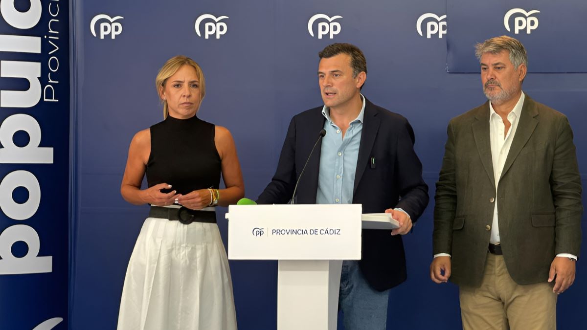Bruno García, junto a la secretaria general, Almudena Martínez en la sede del PP de Cádiz | Rafa Domínguez