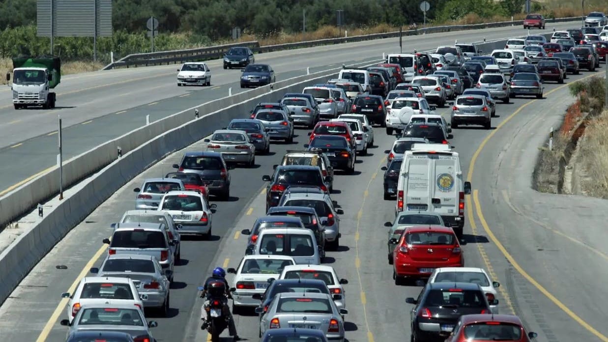 Los atascos en la autovía A-49 son frecuentes