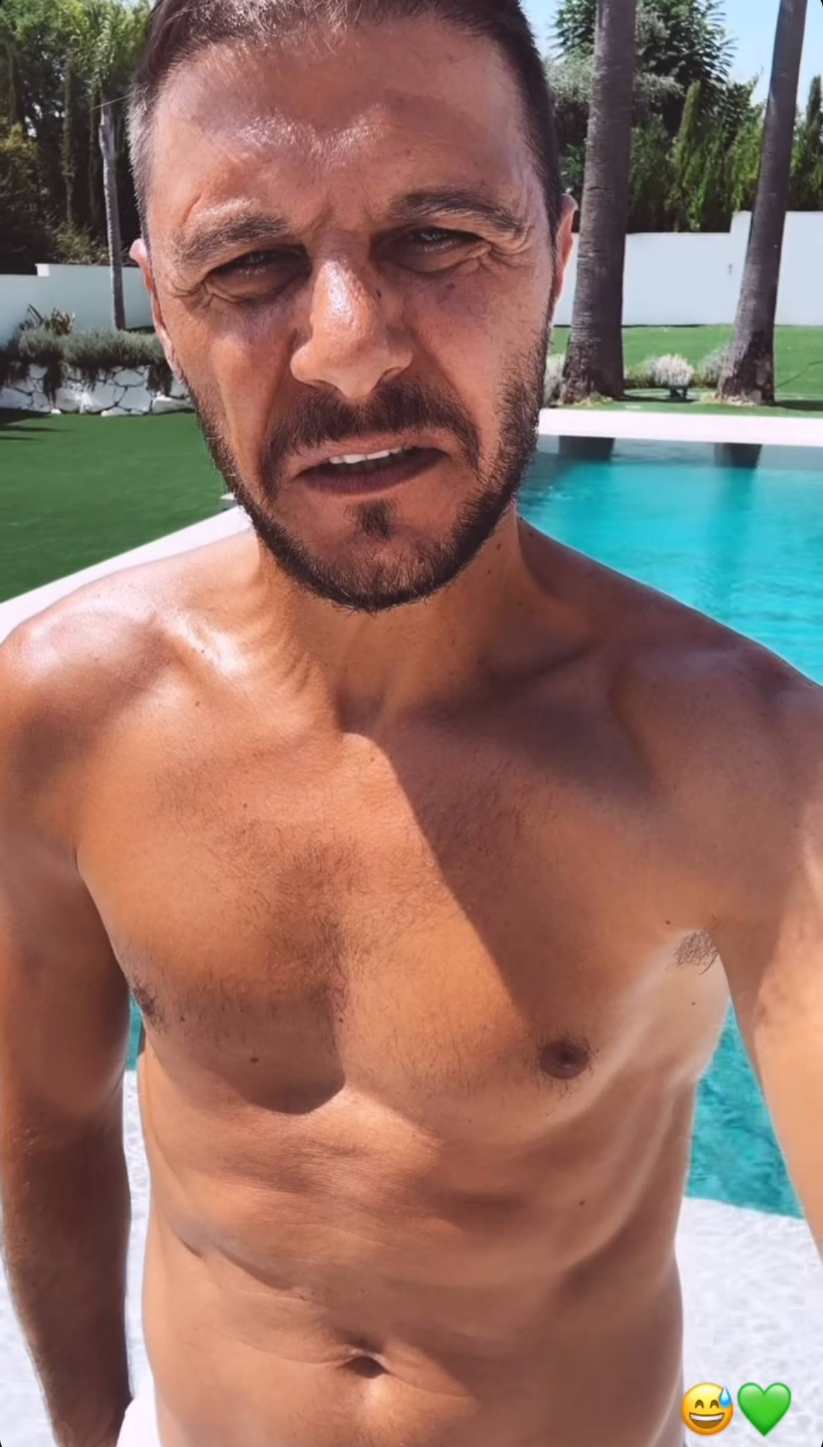 Joaquín Sánchez posa en la piscina de su nueva casa | IG
