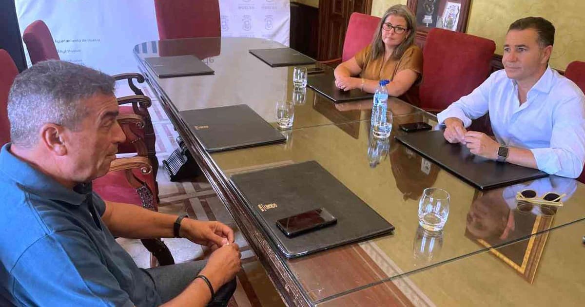 Un momento de la reunión mantenida con los vecinos de Las Colonias