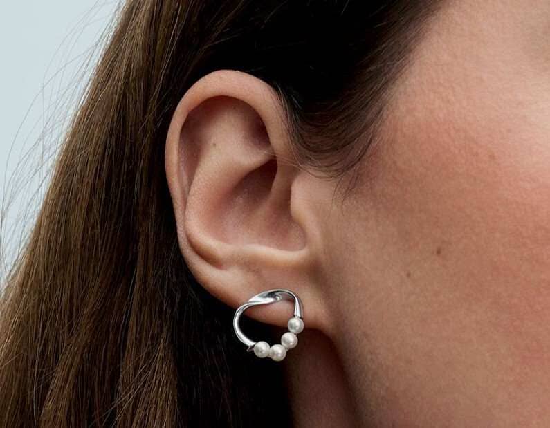 Pendientes de Botón Círculo Forma Orgánica y Perlas Cultivadas de Agua Dulce de Pandora