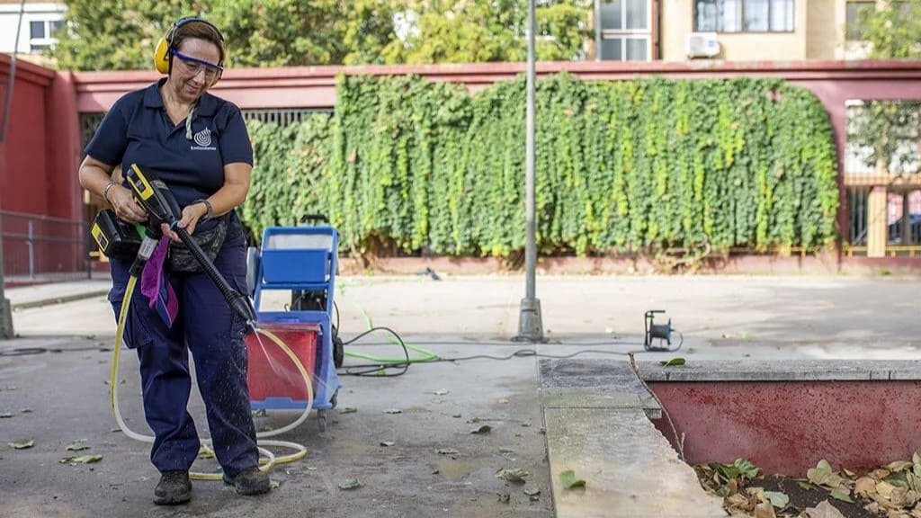 Labores de limpieza en colegios de Huelva
