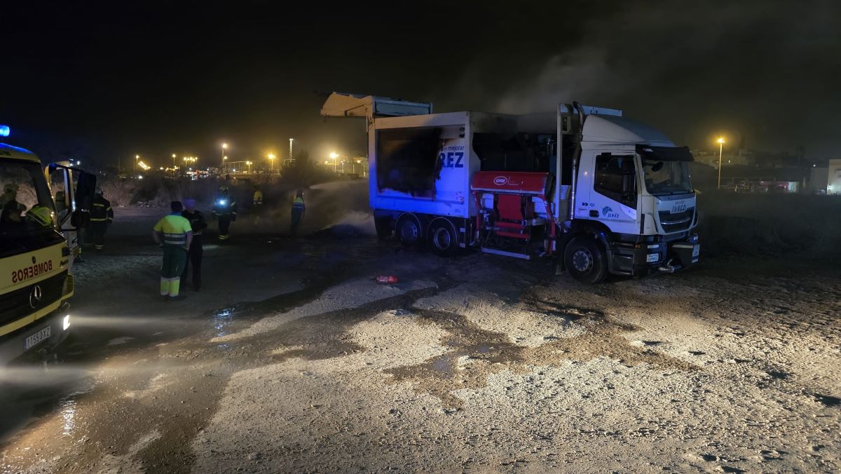 Camión de basura incendiado junto a la Venta Montero | Jesús Catalán