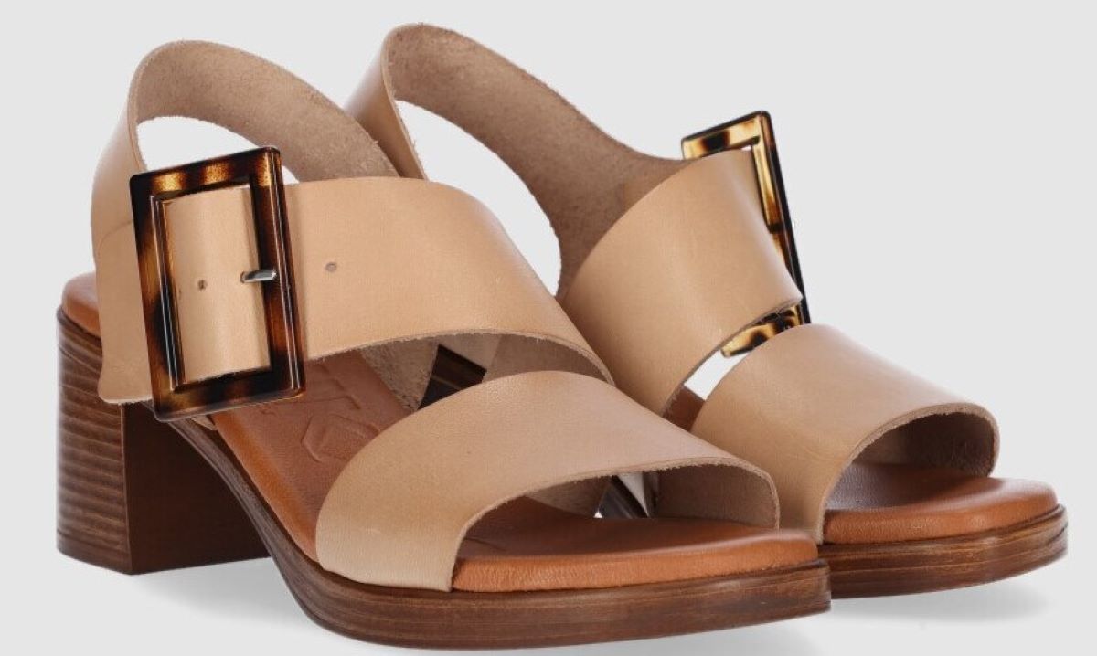 Sandalias de piel con cuña con cierre de hebilla Chika10 de El Corte Inglés