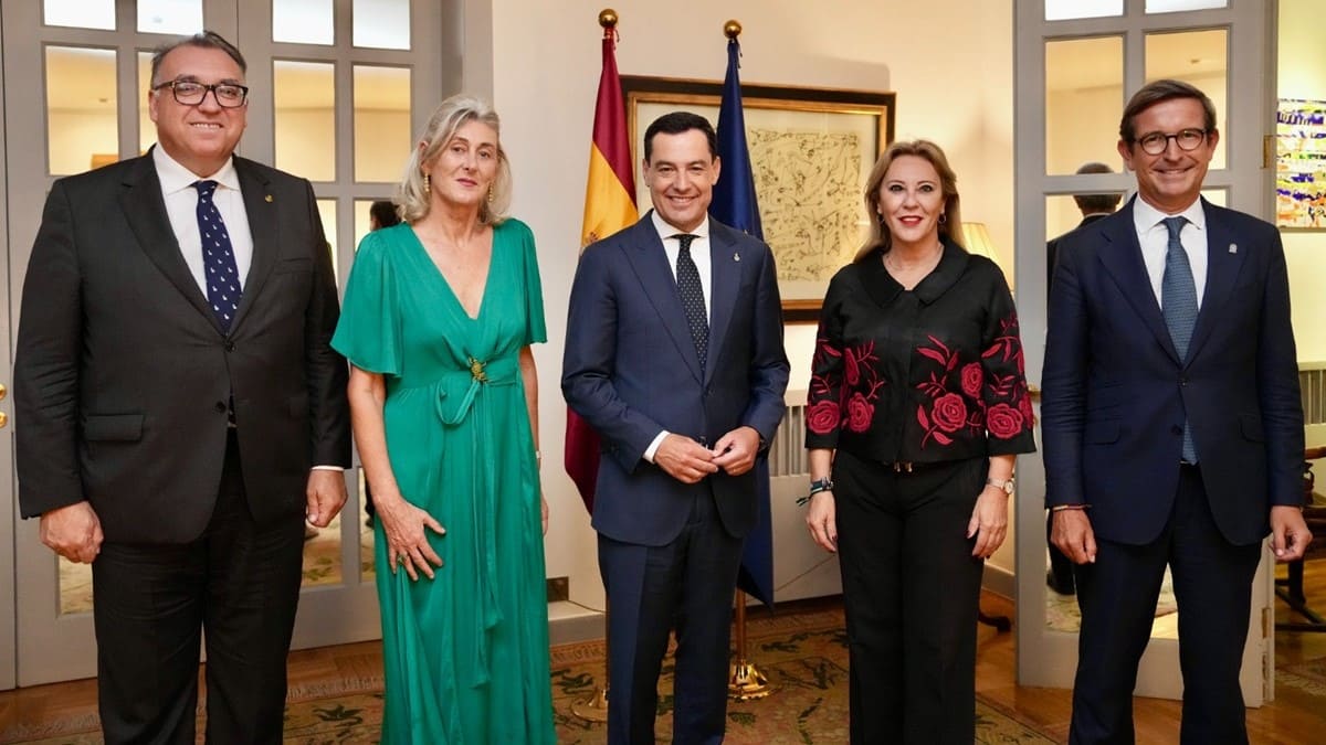 Juanma Moreno ha visitado la Embajada de España en China