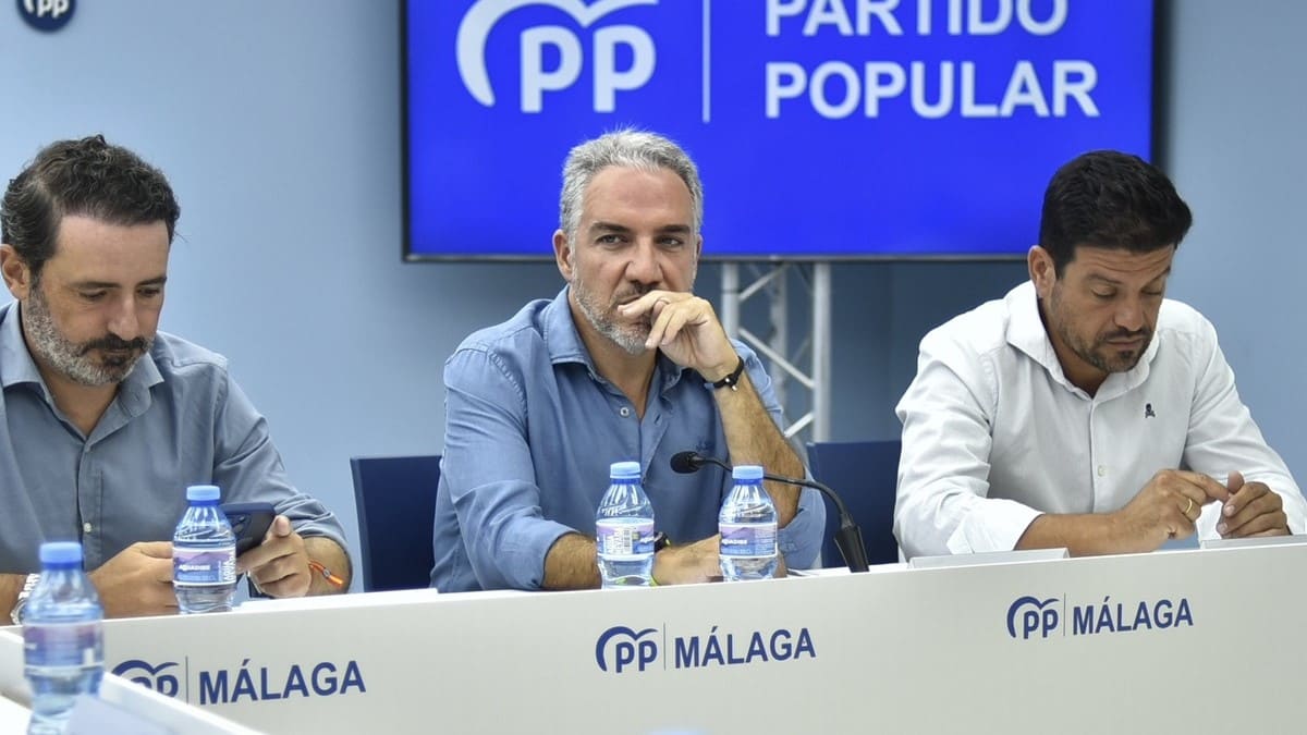 Elías Bendodo, durante la reunión de diputados y senadores del PP