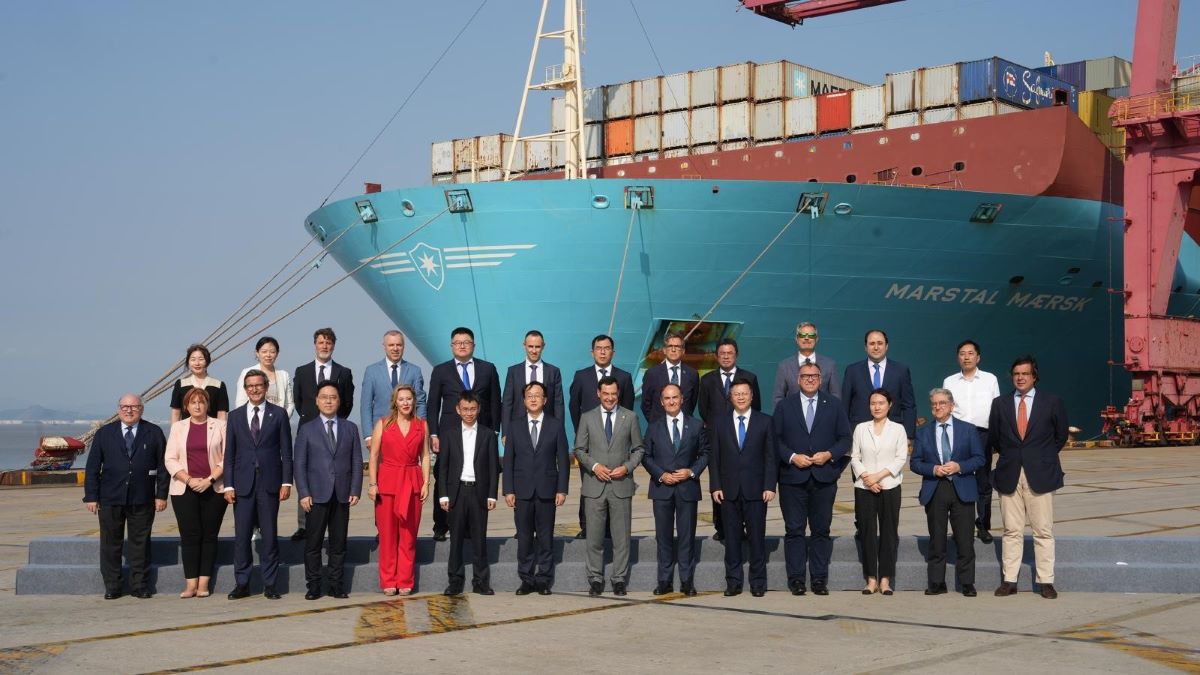 Miembros del Gobierno andaluz durante la visita al puerto de Ningbo