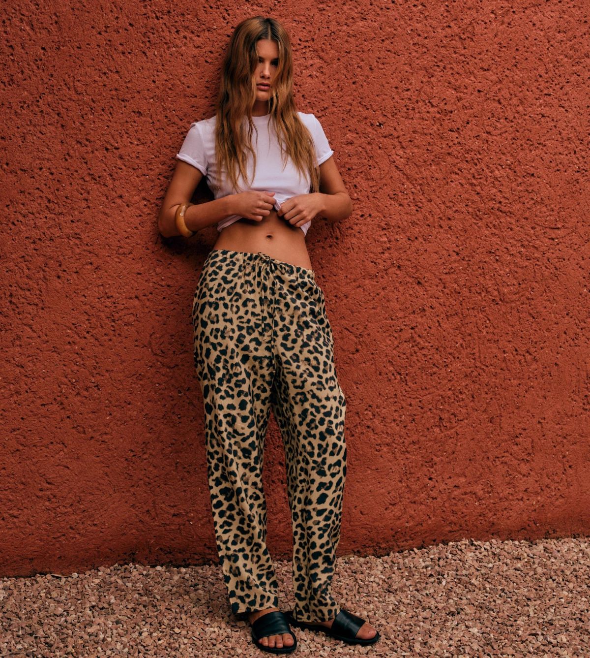 Pantalón con estampado animal print de piel de leopardo de Zara