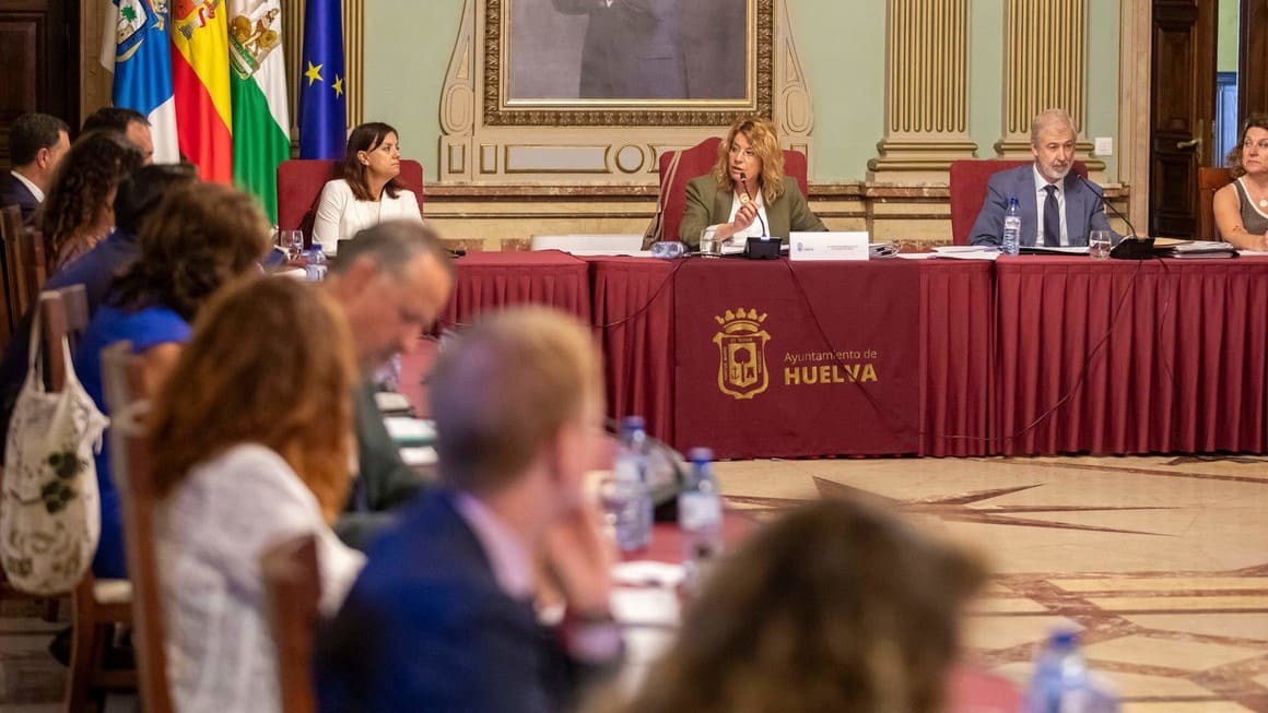 Celebración de un pleno en el Ayuntamiento de Huelva