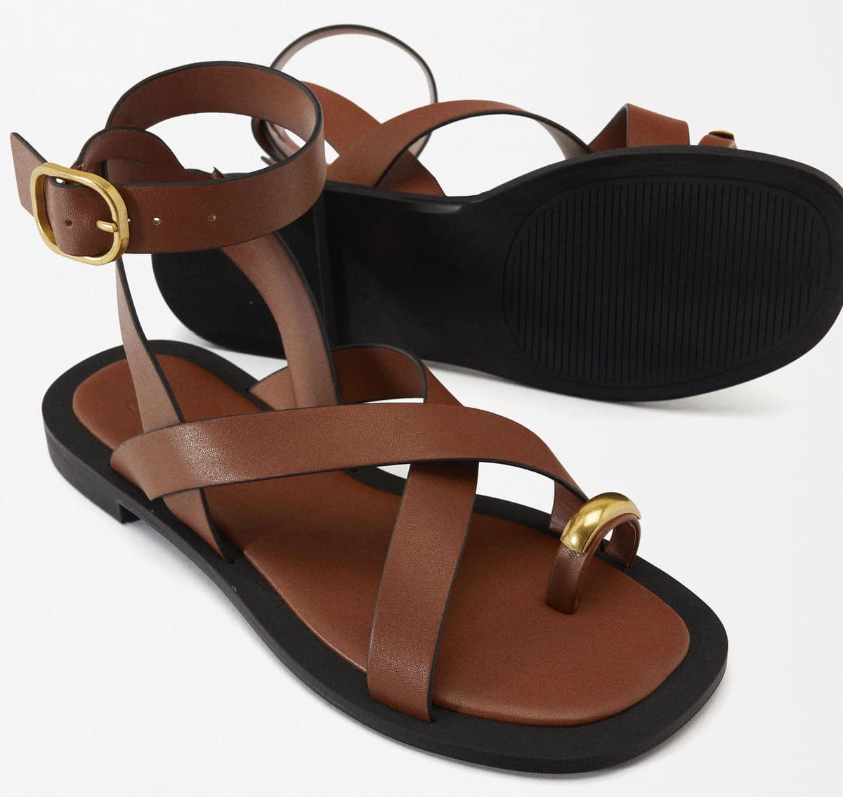 Las sandalias planas cruzadas con detalle metálico camel de Parfois