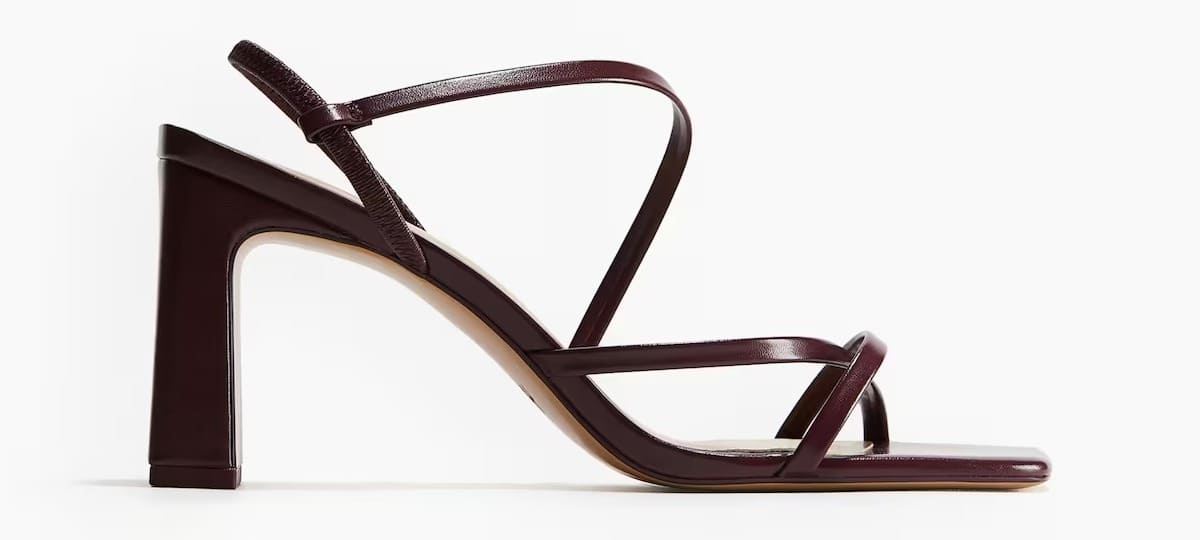 Las sandalias con tacón grueso en color burdeos de H&M