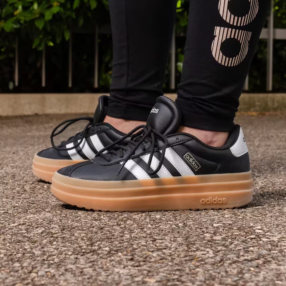 Las nuevas zapatillas para caminar Adidas VL Court Bold negras en Decathlon