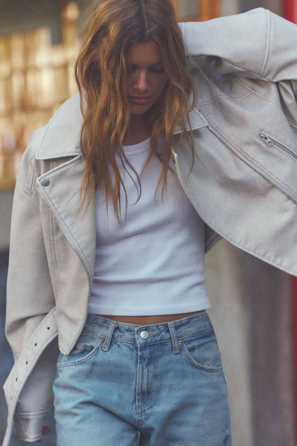 Cazadora biker crop efecto piel de Zara