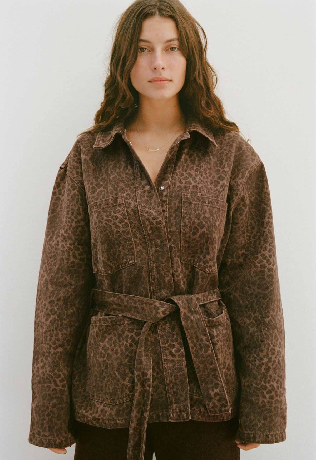 Cazadora denim TRF estampado de Zara