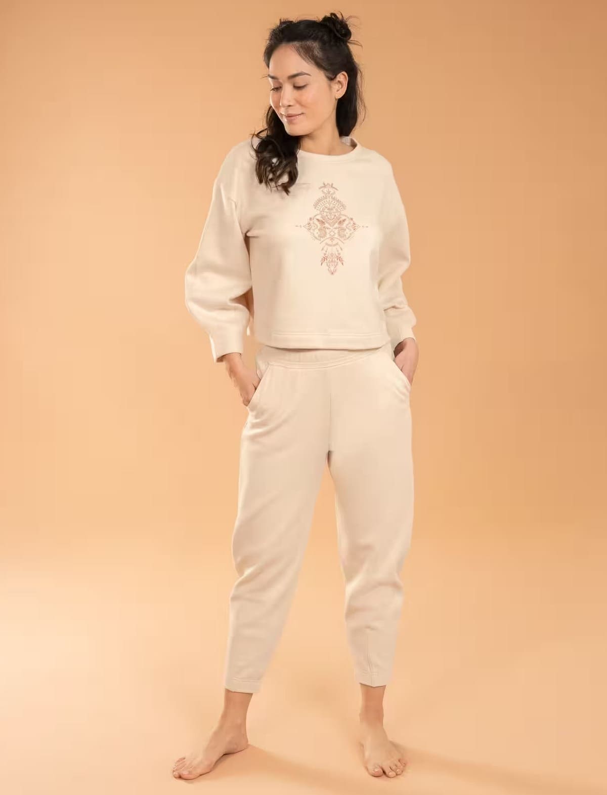 El pantalón de Yoga suave cálido carrot en color beige de Decathlon