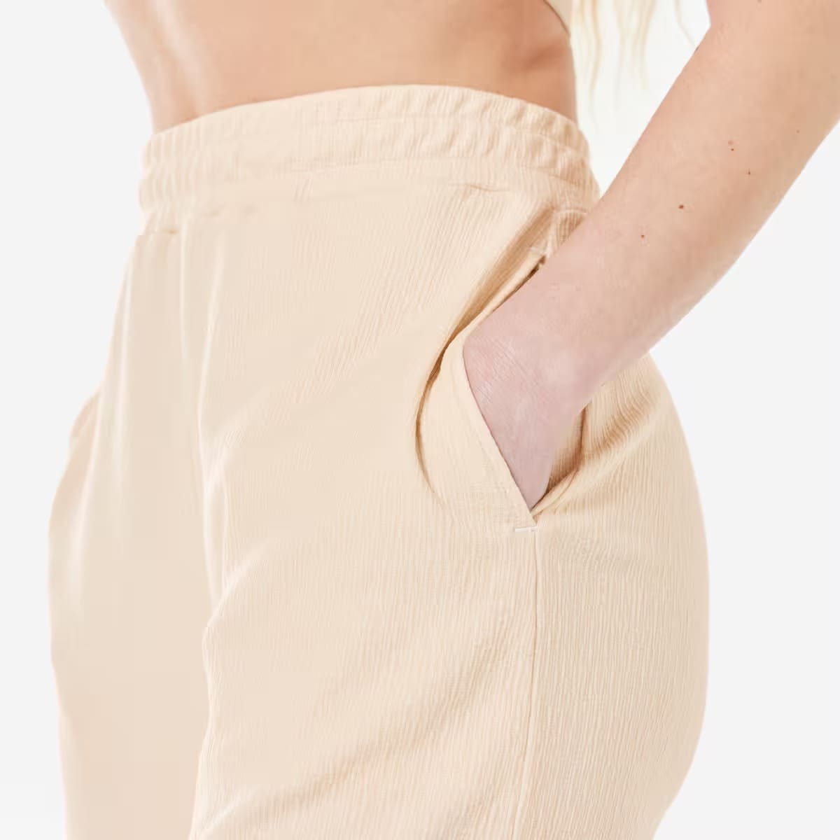 El pantalón de Yoga Retiro en color cáscara de huevo de Decathlon