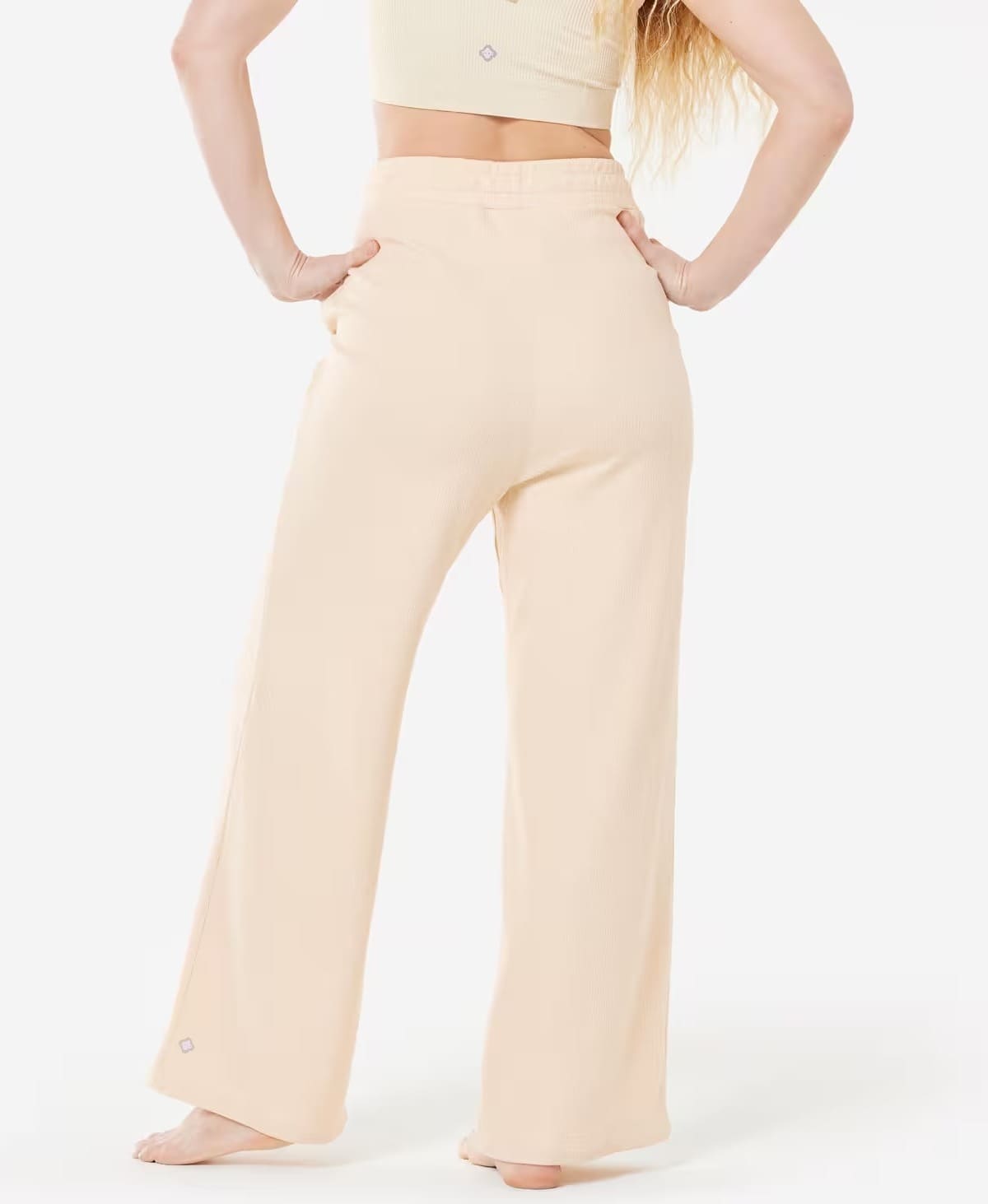 El pantalón de Yoga Retiro en color cáscara de huevo de Decathlon