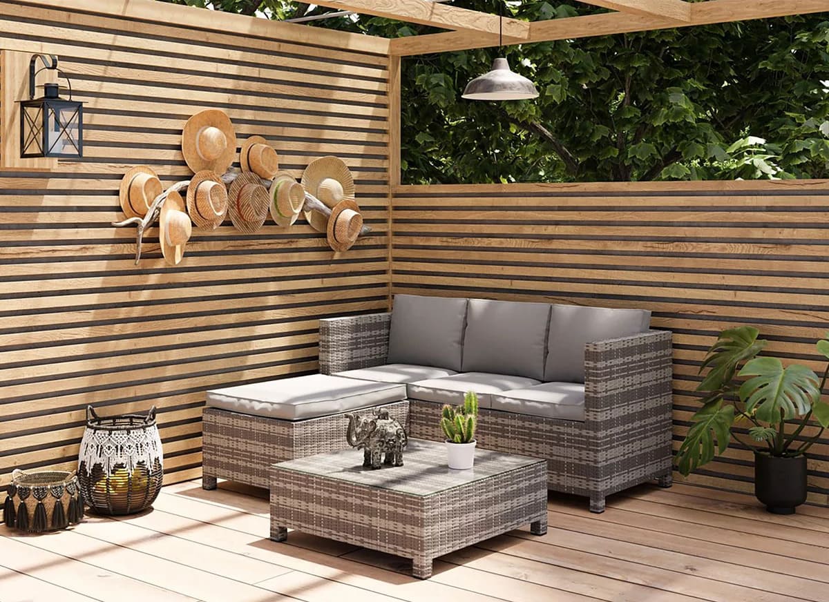 El conjunto de jardín con cuatro piezas de chaise longue + puf + mesa Marrakech de Alcampo