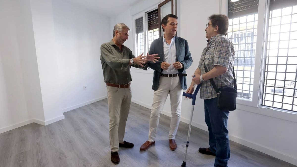 El alcalde de Córdoba, José María Bellido, durante su visita ayer a las viviendas