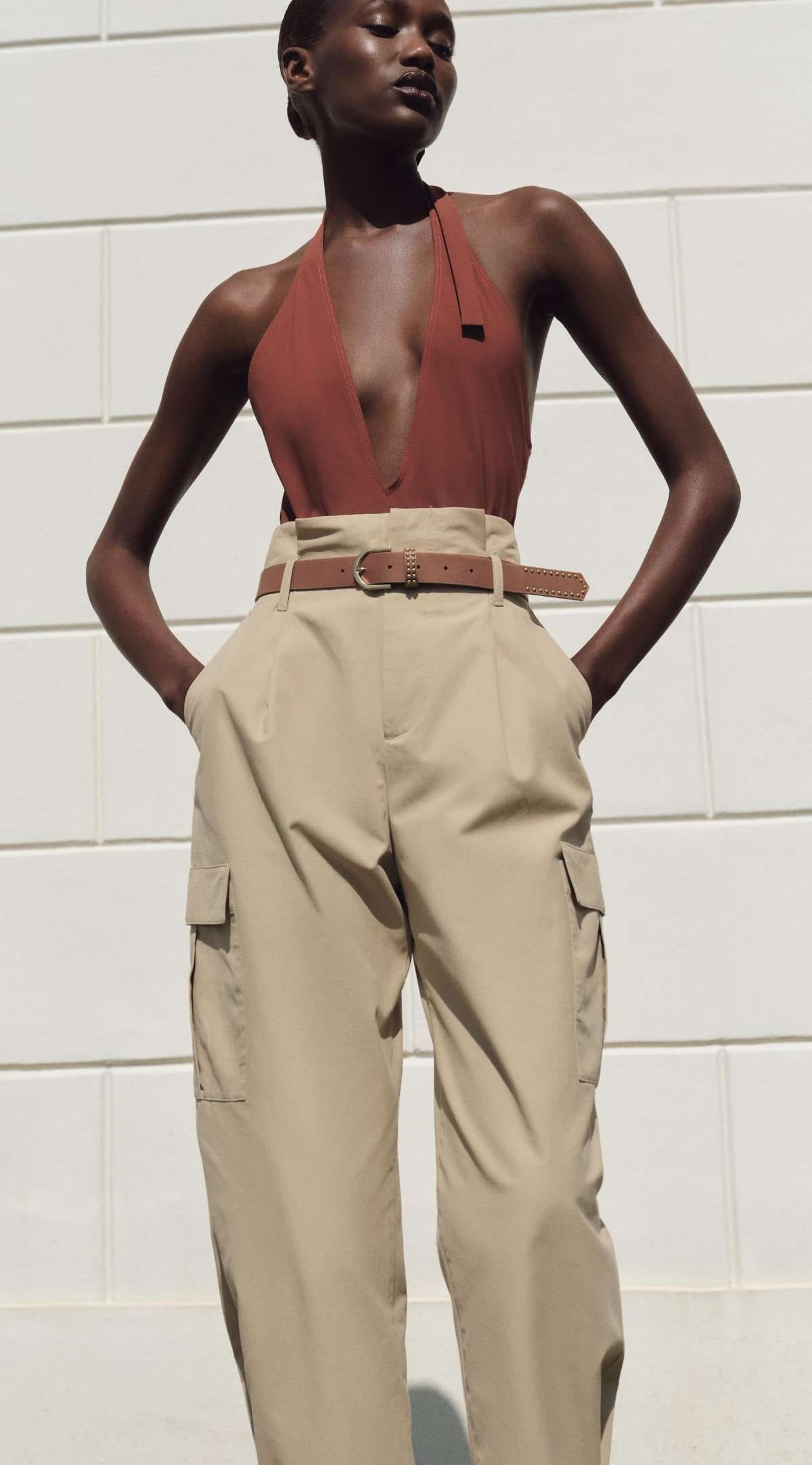 Pantalón cargo paperbag cinturón de Zara