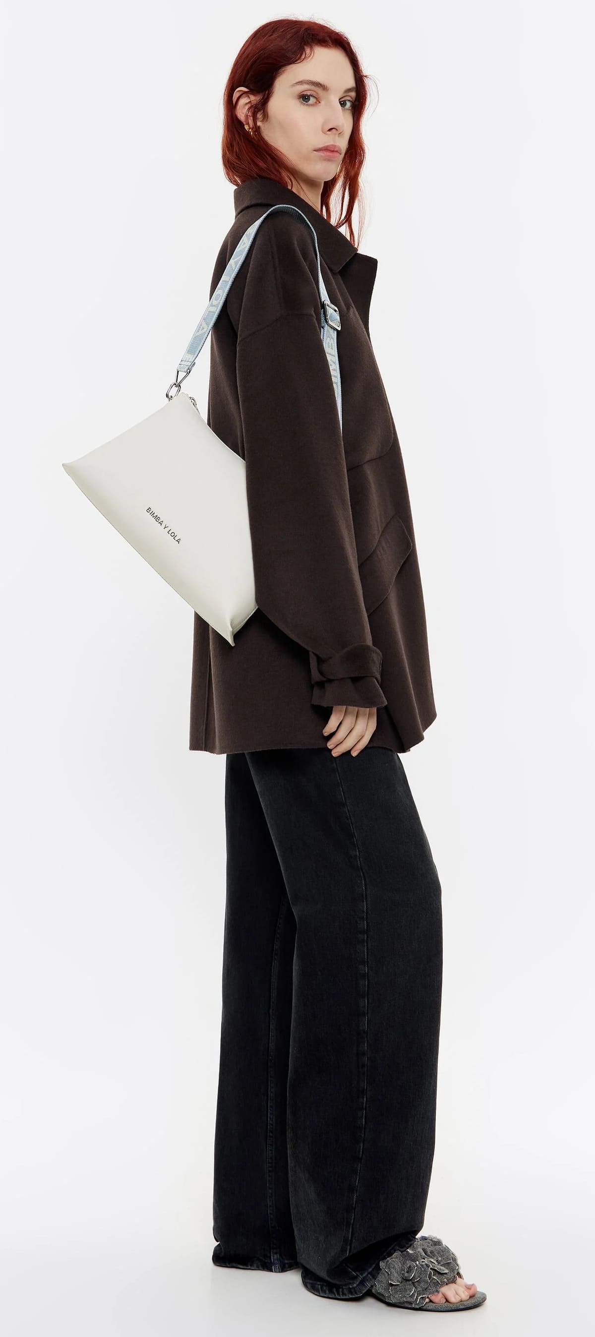 El bolso trapecio mediano de piel en color blanco roto de Bimba y Lola