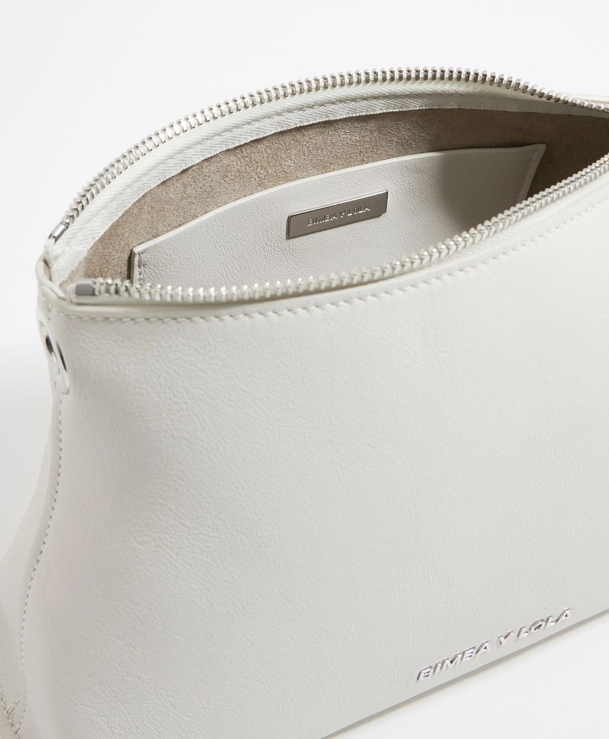 El bolso trapecio mediano de piel en color blanco roto de Bimba y Lola