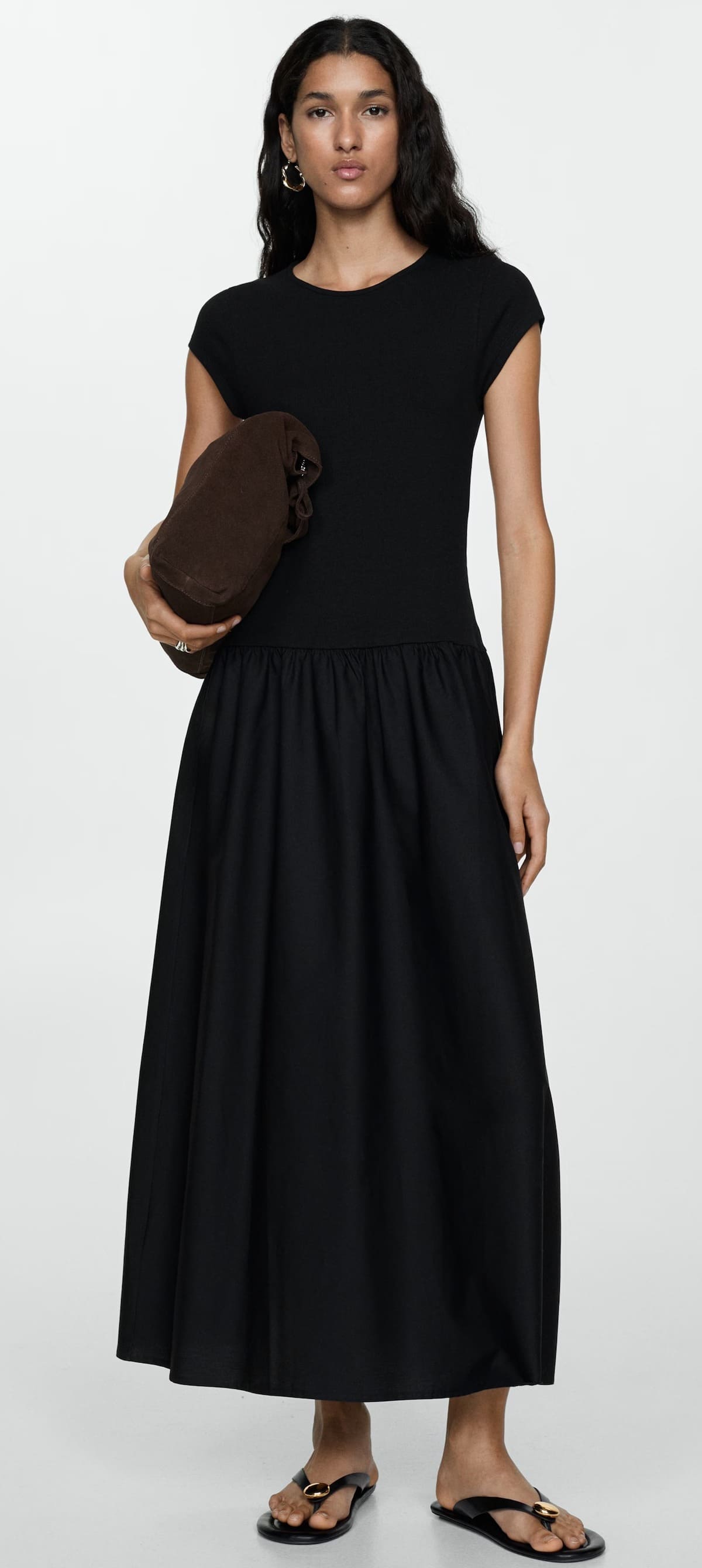 El vestido evasé fruncido en color negro de Mango