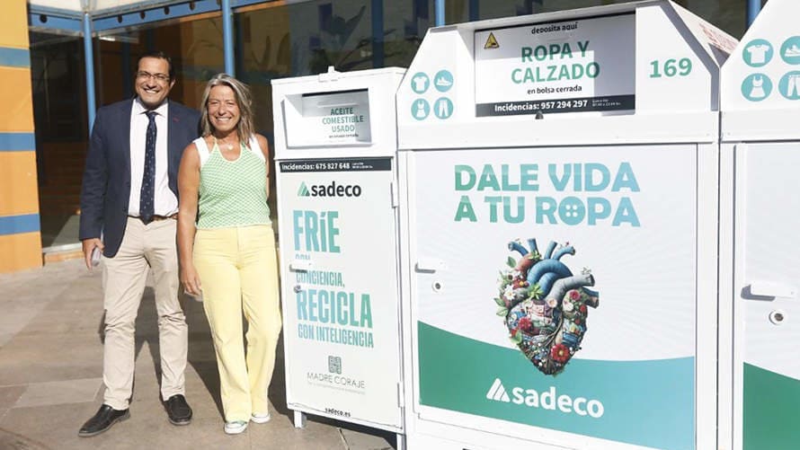 Manuel Osuna e Isabel Albás con los contenedores itinerantes de aceite y textil