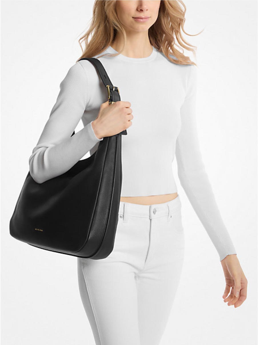 El nuevo bolso hobo de hombro Nolita grande de piel granulada de Michael Kors