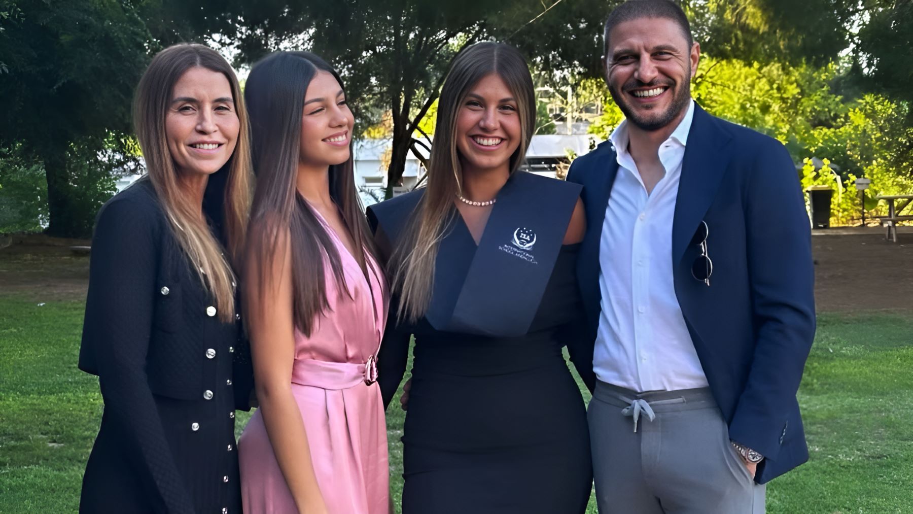 Joaquín Sánchez y su mujer, muy orgullosos en la graduación de su hija mayor Daniela