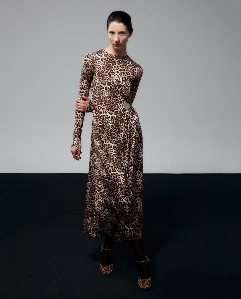El nuevo vestido de leopardo con aplique metálico de Sfera en El Corte Inglés