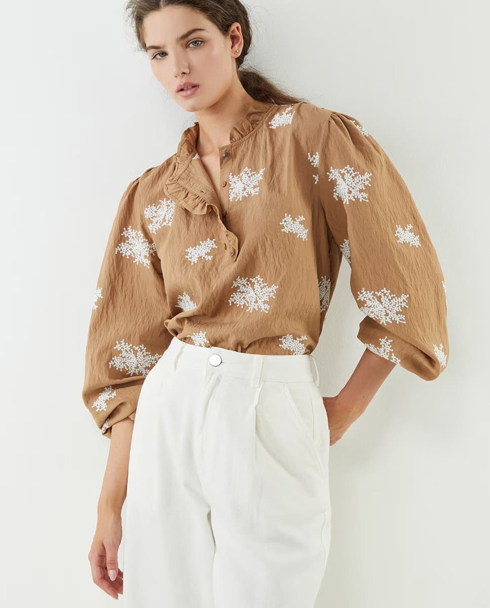 La nueva blusa con motivos bordados de Sfera en El Corte Inglés