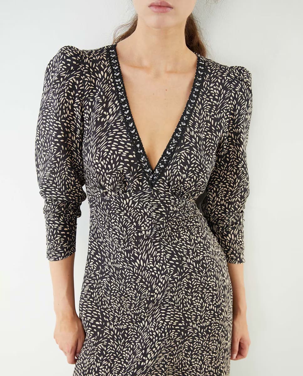 El nuevo vestido con estampado y frunce de Sfera en El Corte Inglés