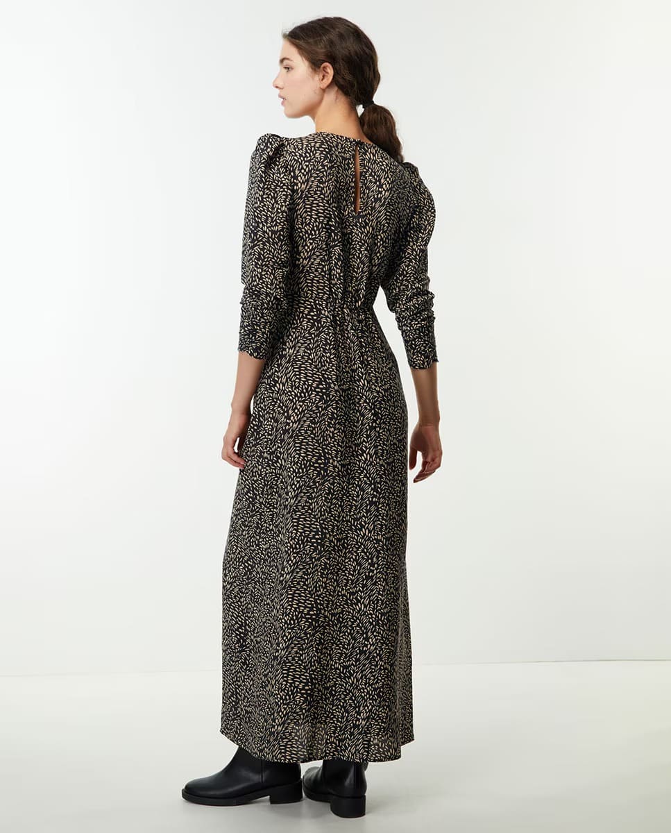 El nuevo vestido con estampado y frunce de Sfera en El Corte Inglés