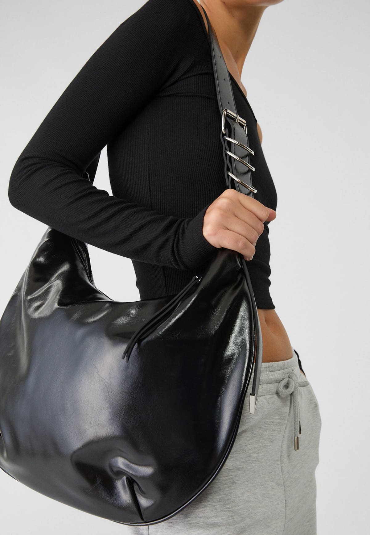 Bolso bandolera con detalle de asa