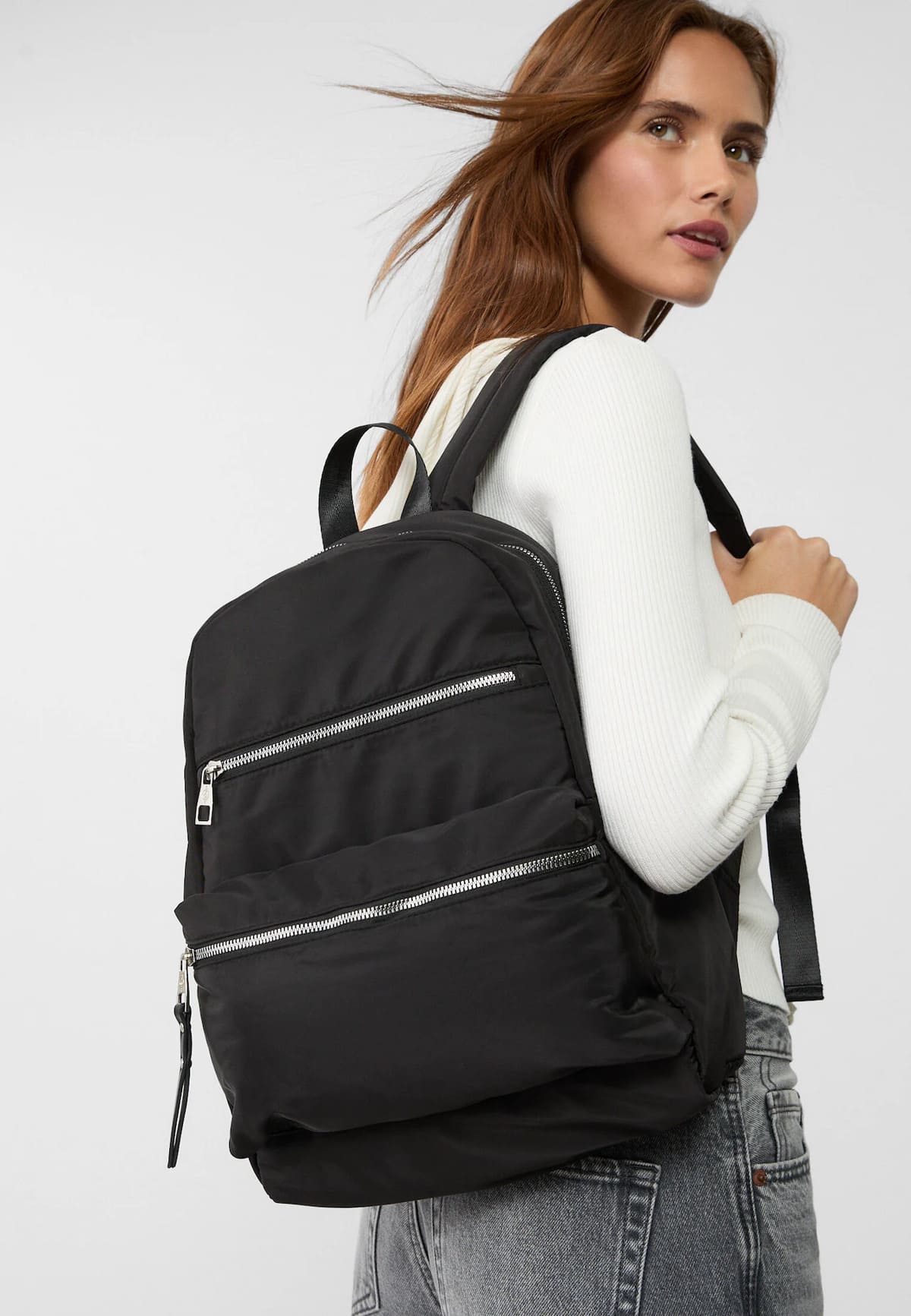 Mochila tejida con múltiples bolsillos