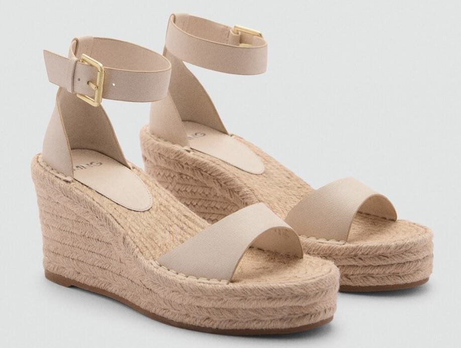 Sandalia cuña hebilla de Mango