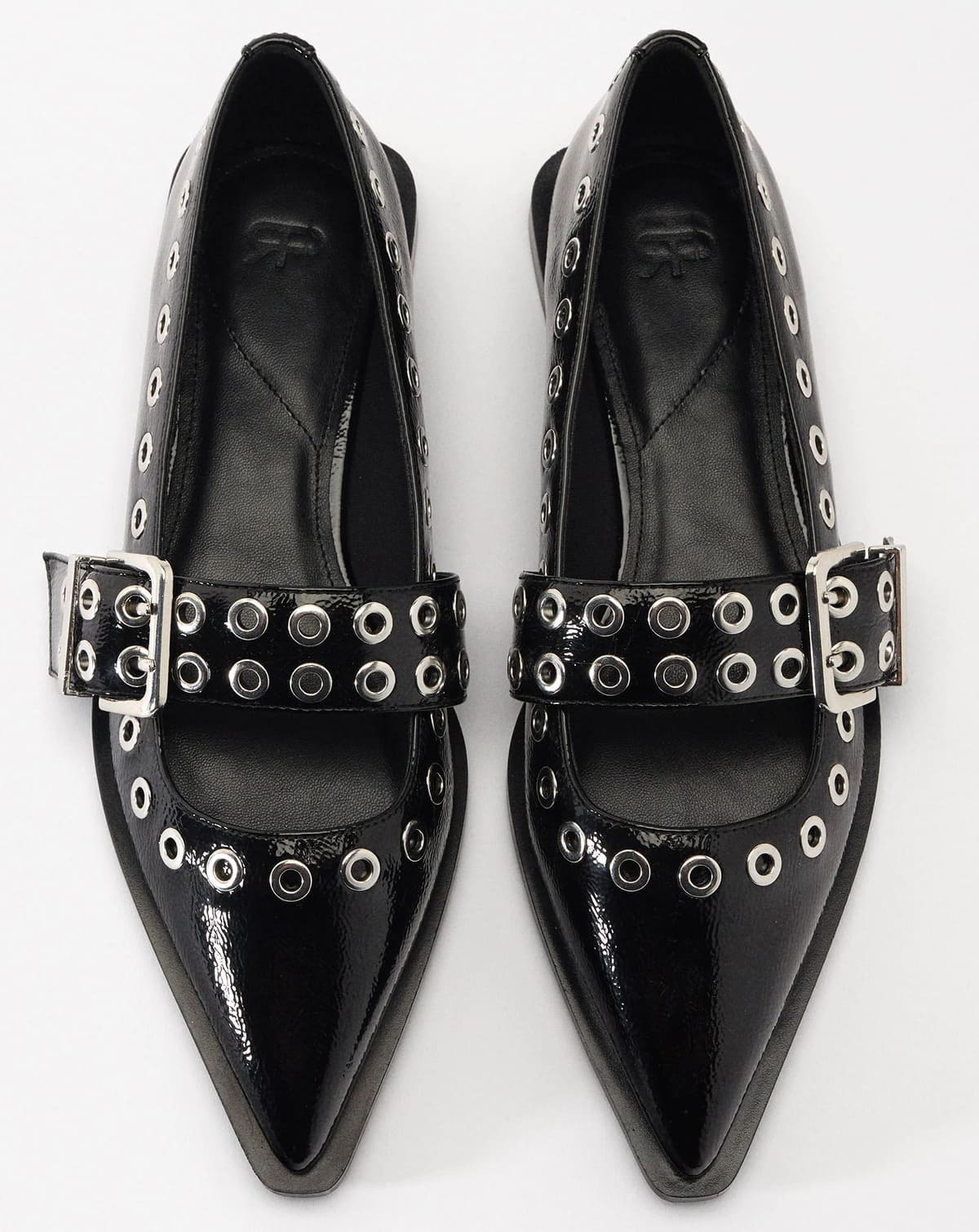 Los nuevos zapatos planos con tachuelas y hebilla de Parfois