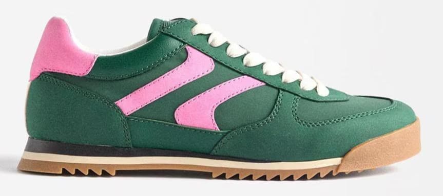 Zapatillas deportivas con franjas laterales y suela a contraste