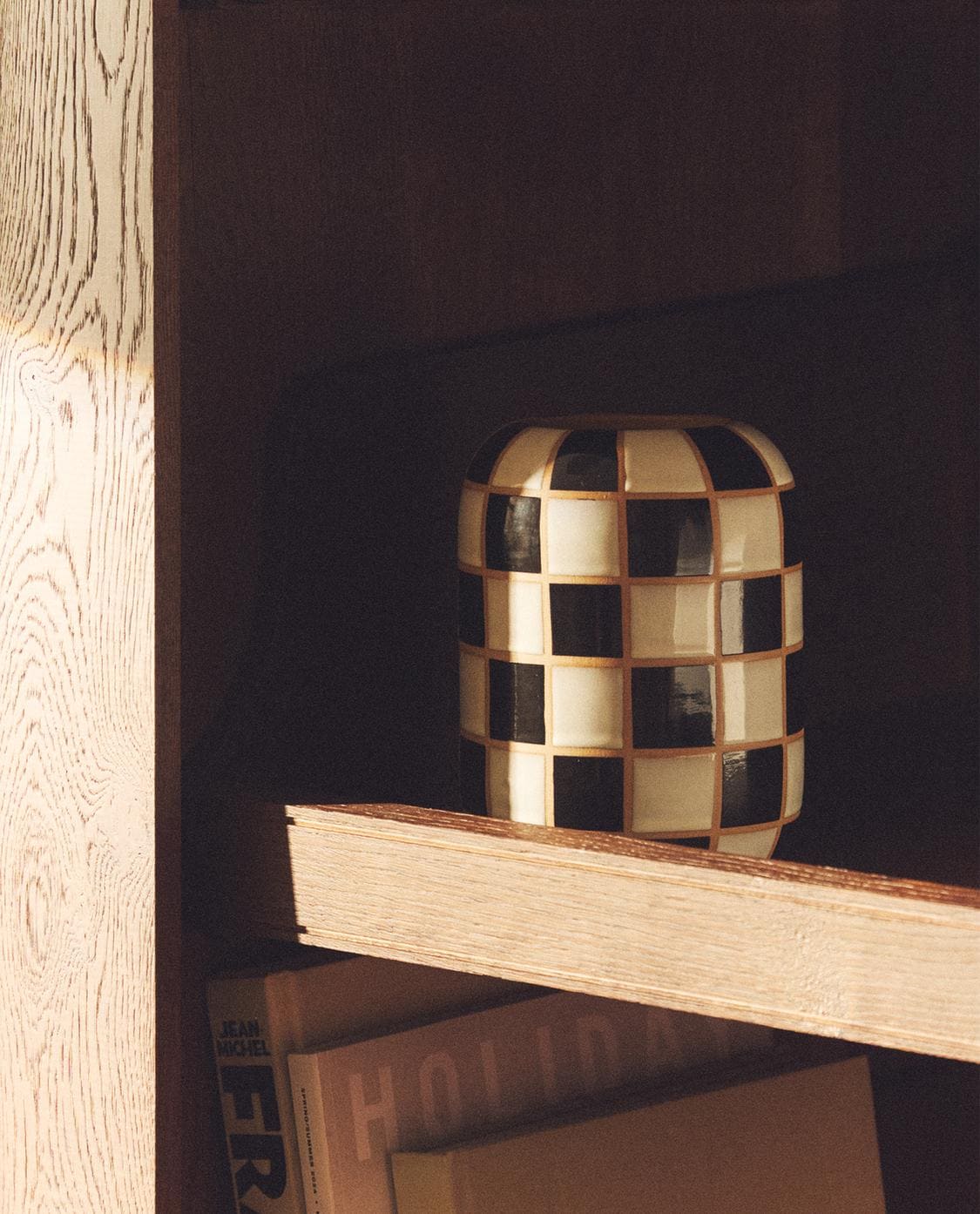 Jarrón de cerámica con estampado de cuadros ajedrez x collagerie