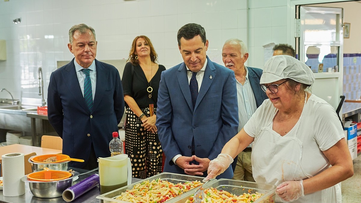 El presidente de la Junta de Andalucía visita la cocina de un centro escolar