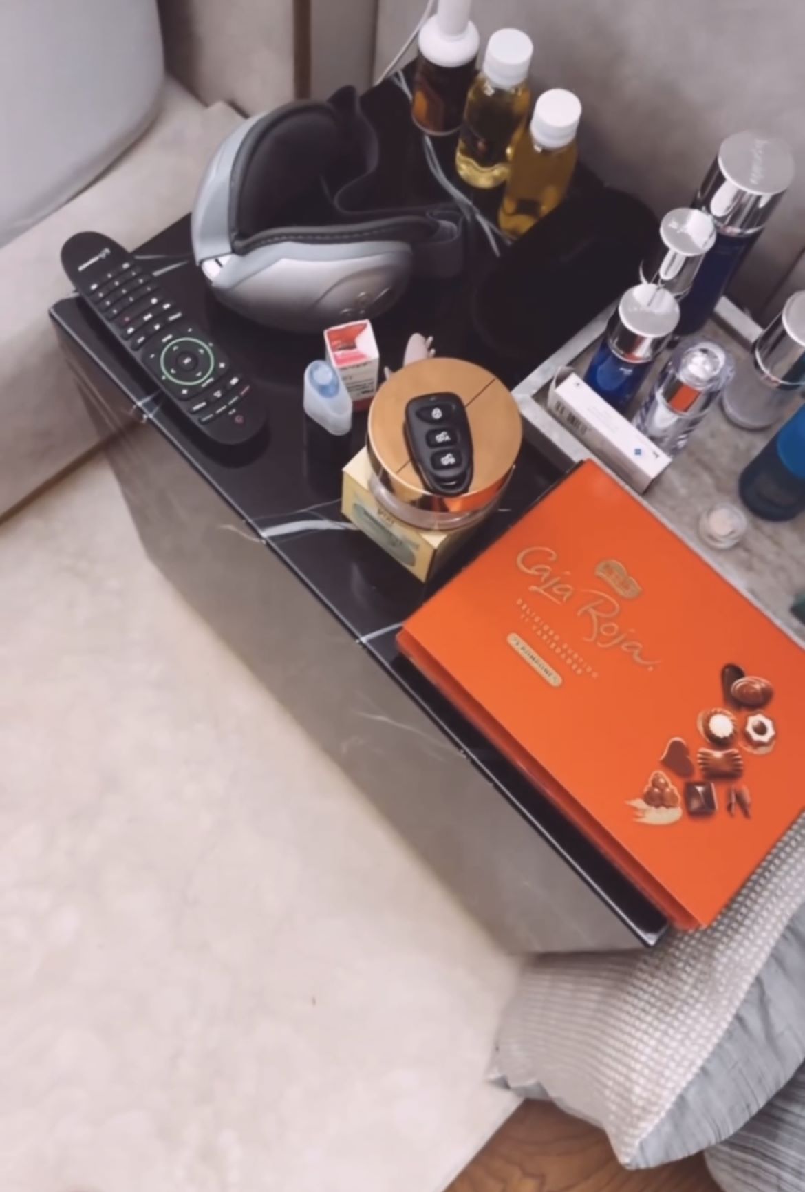 Joaquín enseña los productos de belleza de Susana | @Joaquinarte vía IG