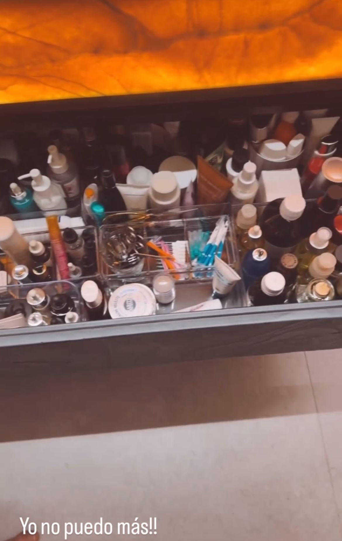 Joaquín enseña los productos de belleza de Susana | @Joaquinarte vía IG