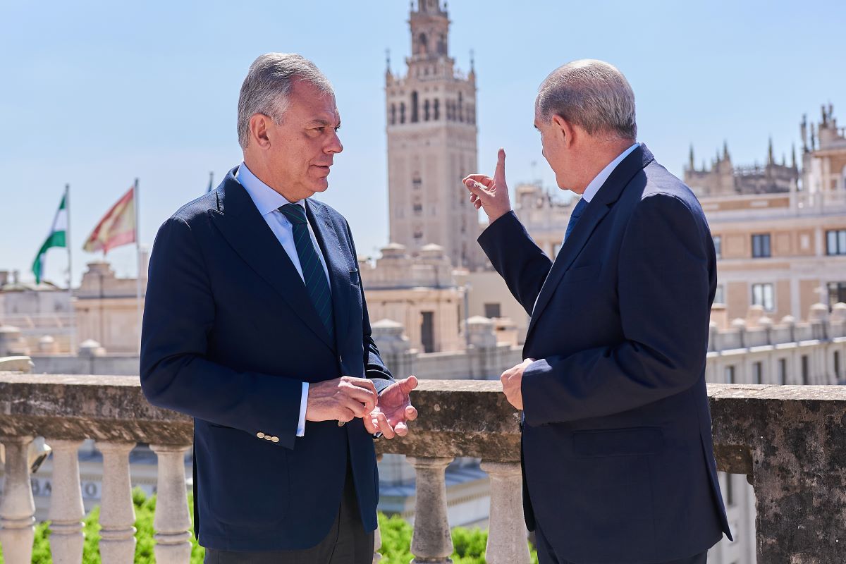 El alcalde de Sevilla, José Luis Sanz, y el director general de la Policía Nacional, Francisco Pardo | Salvador López Medina para El MIRA