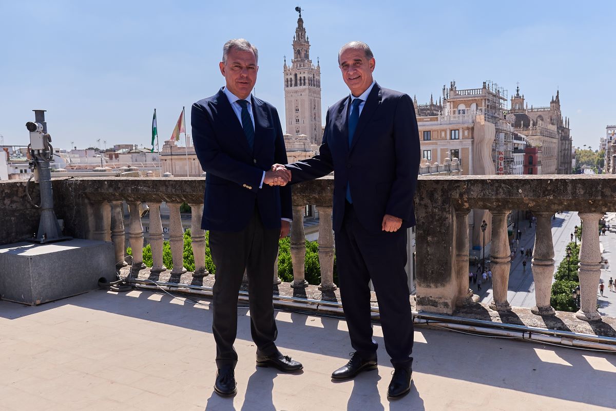 El alcalde de Sevilla, José Luis Sanz, y el director general de la Policía Nacional, Francisco Pardo | Salvador López Medina para El MIRA